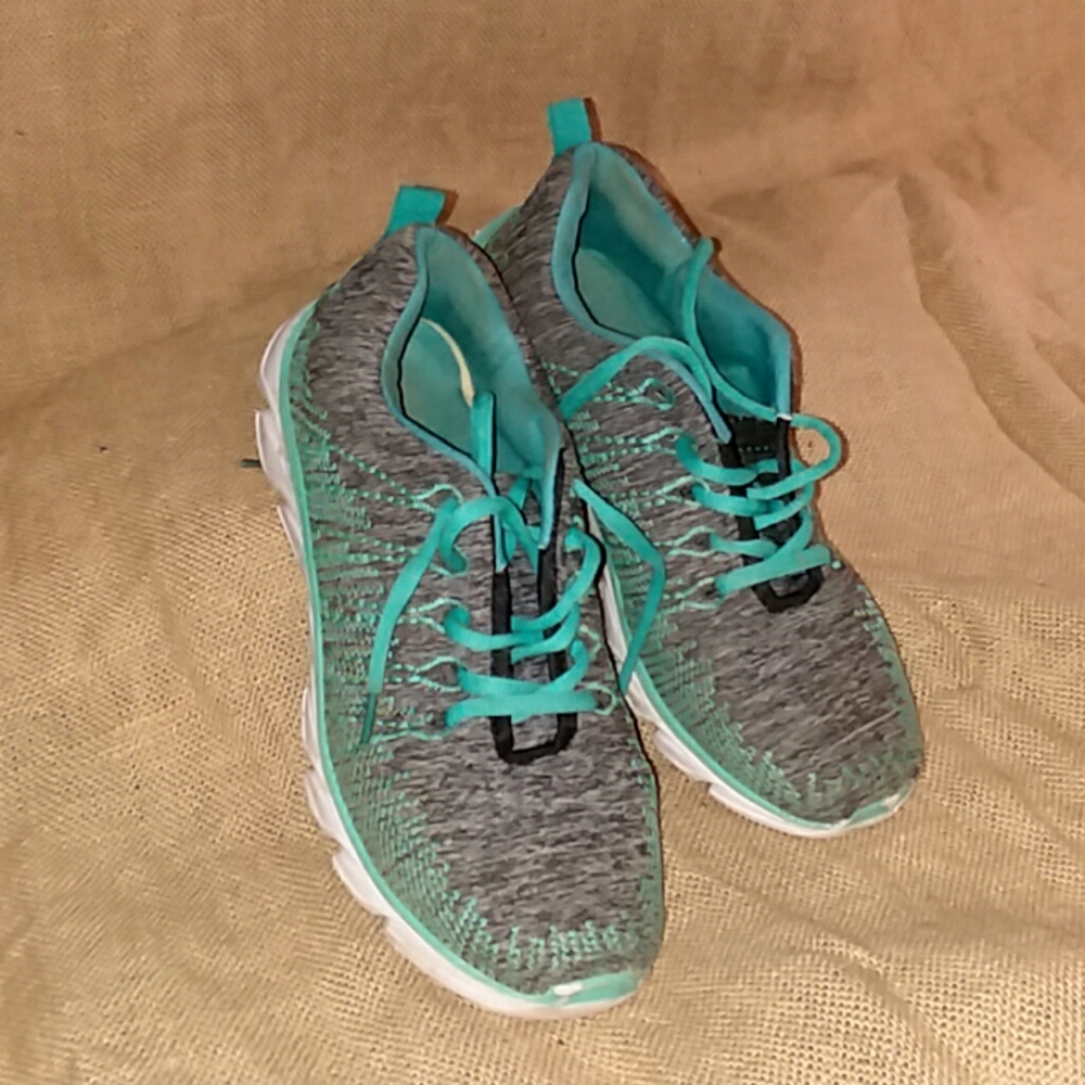 Tennis shoes